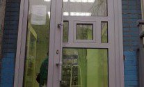 На фото: Двери из алюминия